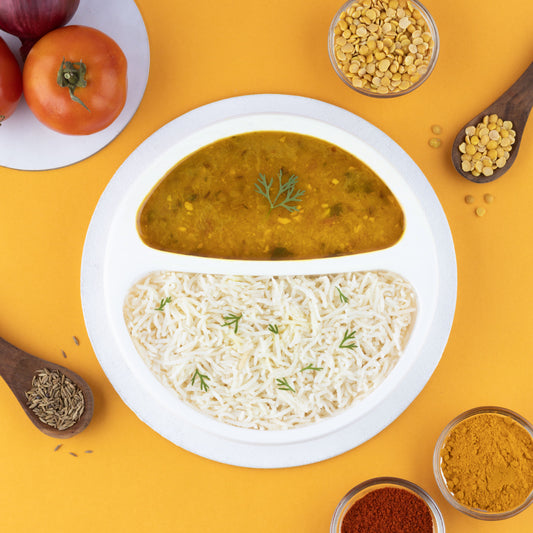 كاري العدس العضوي المقشور مع الأرز المطهو على البخار