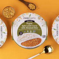 كاري العدس العضوي المقشور مع الأرز المطهو على البخار