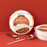 كاري الحمص العضوي مع الأرز المطهو على البخار